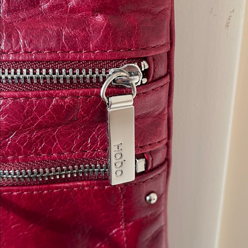 Hobo Burgundy Leather Crossbody Bag 3 Zippered Pockets - Picture 2 of 11